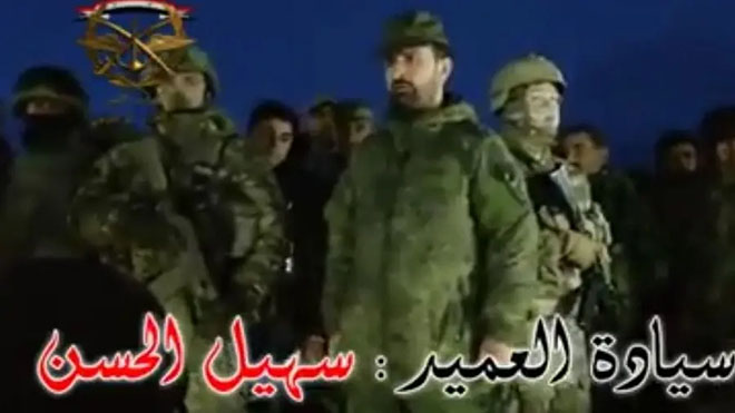 العميد سهيل الحسن، المشهور بلقب النمر الذي يطلقونه عليه، وهو يلقي كلمة بمجموعة من جيش النظام، في دمشق